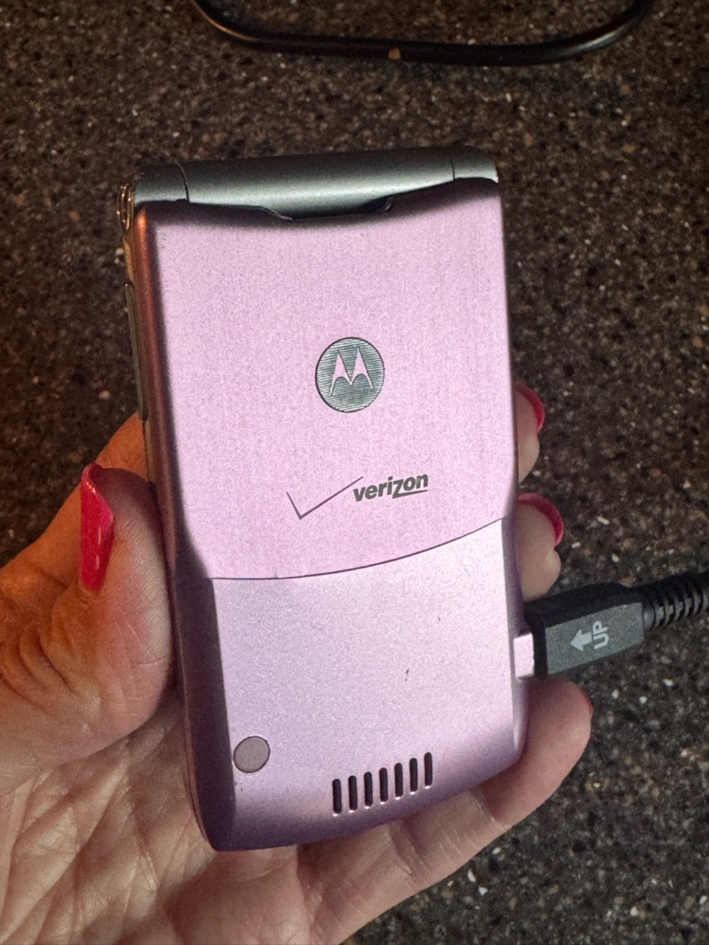 Motorola Razr Flip Phone with Charger!!Pink Verizon Works! Nostalgic Aesthetic - Picture 9 of 10